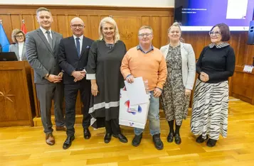 XV sesja osób z niepełnosprawnościami, fot. Szymon Zdziebło/tarantoga.pl dla UMWKP