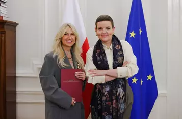 Krzysztof Zanusssi z Nagrodą Filmową Marszałka Województwa, fot. Szymon Zdziebło/tarantoga.pl dla UMWKP