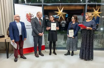 Wręczenie nagród w konkursie dziennikarskim, fot. Szymon Zdziebło/tarantoga.pl dla UMWKP