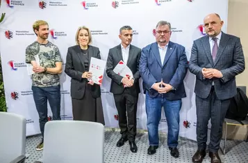 Podpisanie umowy przedwstępnej darowizny żaglowca, fot. Andrzej Goiński/UMWKP