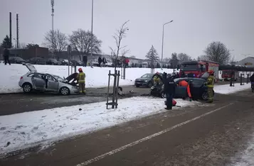 Auta osobowe zderzyły się w centrum Chełmna/ Fot. KP PSP Chełmno