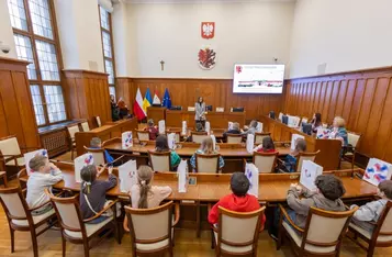 Spotkanie marszałka Piotra Całbeckiego z dziećmi z klubu młodzieżowego z Węgierska, fot. Mikołaj Kuras dla UMWKP