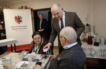 Pierwsze czujniki czadu dla seniorów w Chełmnie, fot. Mikołaj Kuras dla UMWKP