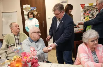 Pierwsze czujniki czadu dla seniorów w Chełmnie, fot. Mikołaj Kuras dla UMWKP