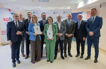 Podpisanie umowy w sprawie finansowania inwestycji, fot. Mikołaj Kuras dla UMWKP