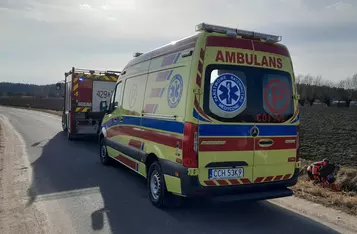 Strażacy pomagali mężczyźnie rannemu po upadku z motoroweru/ Fot. OSP Bieńkówka