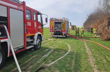 Pożar w zakładzie produkcyjnym pod Chełmnem/ Fot. OSP Bieńkówka