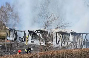 Pożar w zakładzie produkcyjnym pod Chełmnem/ Fot. OSP Bieńkówka