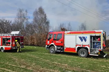 Pożar w zakładzie produkcyjnym pod Chełmnem/ Fot. OSP Bieńkówka