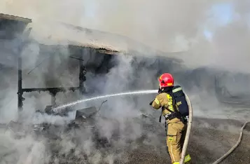 Pożar w zakładzie produkcyjnym pod Chełmnem/ Fot. OSP Bieńkówka
