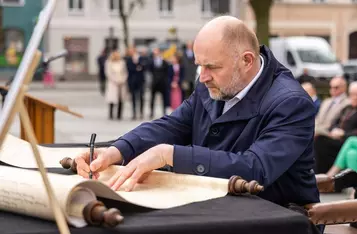 Podpisanie listu intencyjnego w sprawie obchodów rocznicy lokacji miejskiej Torunia i Chełmna, fot. Szymon Zdziebło/tarantoga dla UMWKP