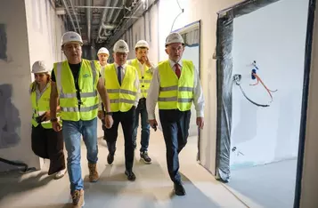 Marszałek Piotr Całbecki i członek zarządu województwa Marek Wojtkowski na budowie nowego kompleksu WSS we Włocławku, fot. Szymon Zdziebło/tarantoga dla UMWKP