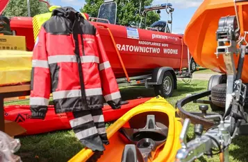 Przekazanie sprzętu oddziałom WOPR, fot. Szymon Zdziebło tarantoga.pl dla UMWKP