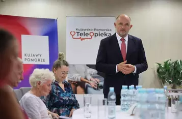 Bransoletki życia dla stuletnich mieszkańców regionu, fot. Mikołaj Kuras dla UMWKP