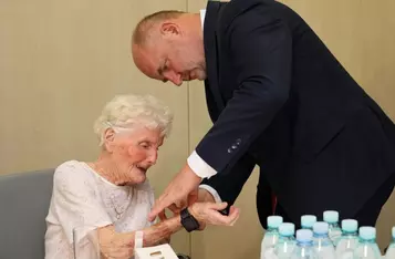 Bransoletki życia dla stuletnich mieszkańców regionu, fot. Mikołaj Kuras dla UMWKP