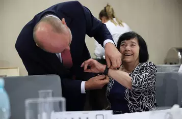 Bransoletki życia dla stuletnich mieszkańców regionu, fot. Mikołaj Kuras dla UMWKP