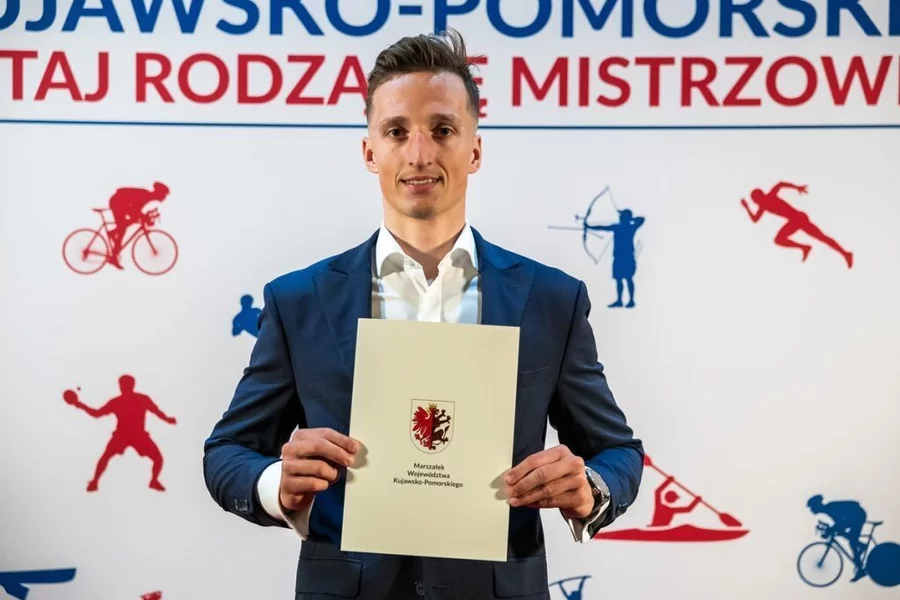 Kacper Mickiewicz podczas gali wręczenia stypendiów sportowych marszałka województwa, fot. Szymon Zdziebło/tarantoga.pl dla UMWKP