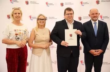 Wręczenie umów dotacyjnych na małą infrastrukturę sportową, fot. Mikołaj Kuras dla UMWKP