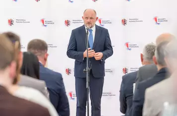 Wręczenie umów dotacyjnych na małą infrastrukturę sportową, fot. Mikołaj Kuras dla UMWKP