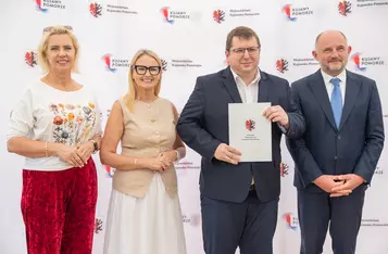 Wręczenie umów dotacyjnych na małą infrastrukturę sportową, fot. Mikołaj Kuras dla UMWKP