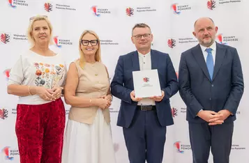 Wręczenie umów dotacyjnych na małą infrastrukturę sportową, fot. Mikołaj Kuras dla UMWKP