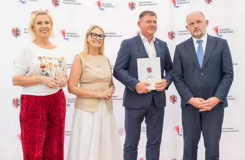 Wręczenie umów dotacyjnych na małą infrastrukturę sportową, fot. Mikołaj Kuras dla UMWKP
