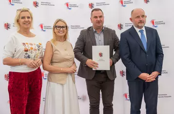 Wręczenie umów dotacyjnych na małą infrastrukturę sportową, fot. Mikołaj Kuras dla UMWKP