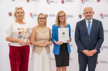 Wręczenie umów dotacyjnych na małą infrastrukturę sportową, fot. Mikołaj Kuras dla UMWKP