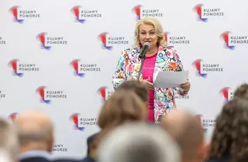 Wręczenie umów dotacyjnych przedstawicielom klubów sportowych, fot. Szymon Zdziebło/tarantoga.pl dla UMWKP