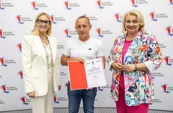 Wręczenie umów dotacyjnych przedstawicielom klubów sportowych, fot. Szymon Zdziebło/tarantoga.pl dla UMWKP