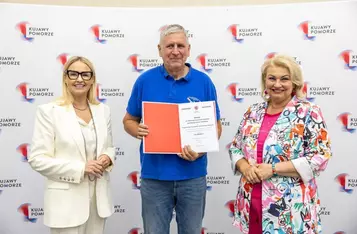 Wręczenie umów dotacyjnych przedstawicielom klubów sportowych, fot. Szymon Zdziebło/tarantoga.pl dla UMWKP