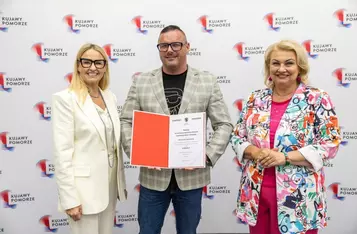 Wręczenie umów dotacyjnych przedstawicielom klubów sportowych, fot. Szymon Zdziebło/tarantoga.pl dla UMWKP