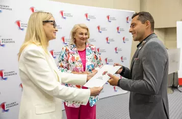 Wręczenie umów dotacyjnych przedstawicielom klubów sportowych, fot. Szymon Zdziebło/tarantoga.pl dla UMWKP