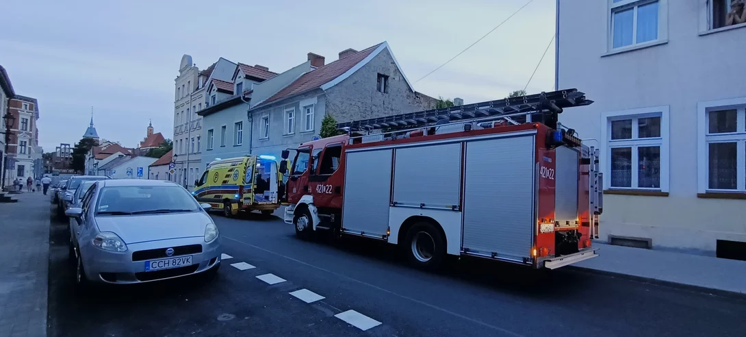 Młoda kobieta wyskoczyła z okna mieszkania na drugim piętrze