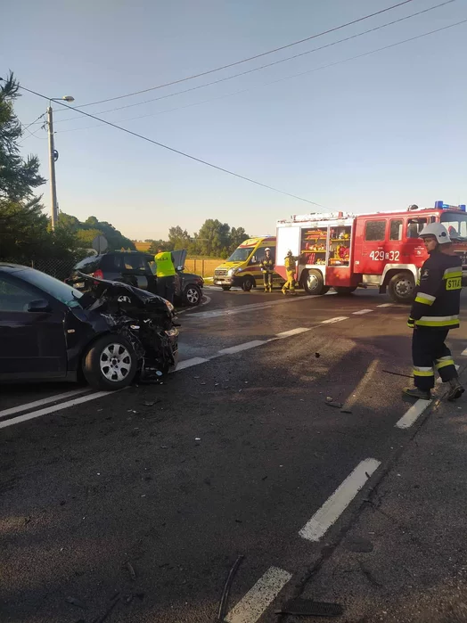 Na drodze krajowej nr 55 czołowo zderzyły się dwa auta/ Fot. KP PSP Chełmno 