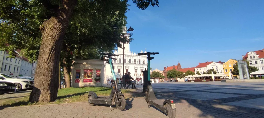 Hulajnogi elektryczne stoją w kilkudziesięciu miejscach w Chełmnie/ Fot. Pitrex