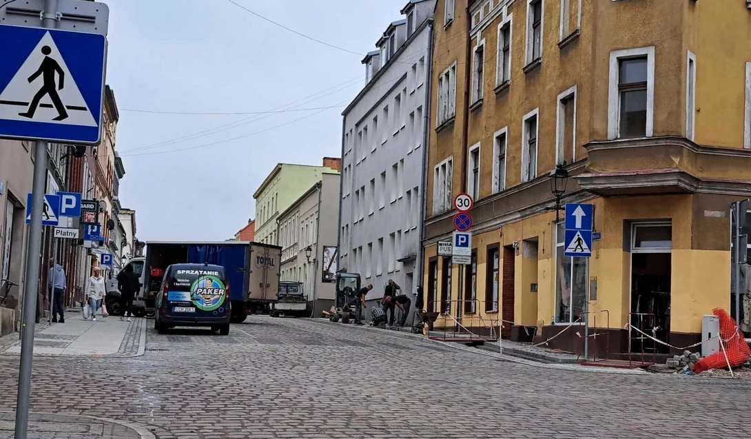 Mieszkańcy Chełmna zastanawiają się, dlaczego nowy chodnik na ul. Wodnej jest rozbierany?/ Fot. AW