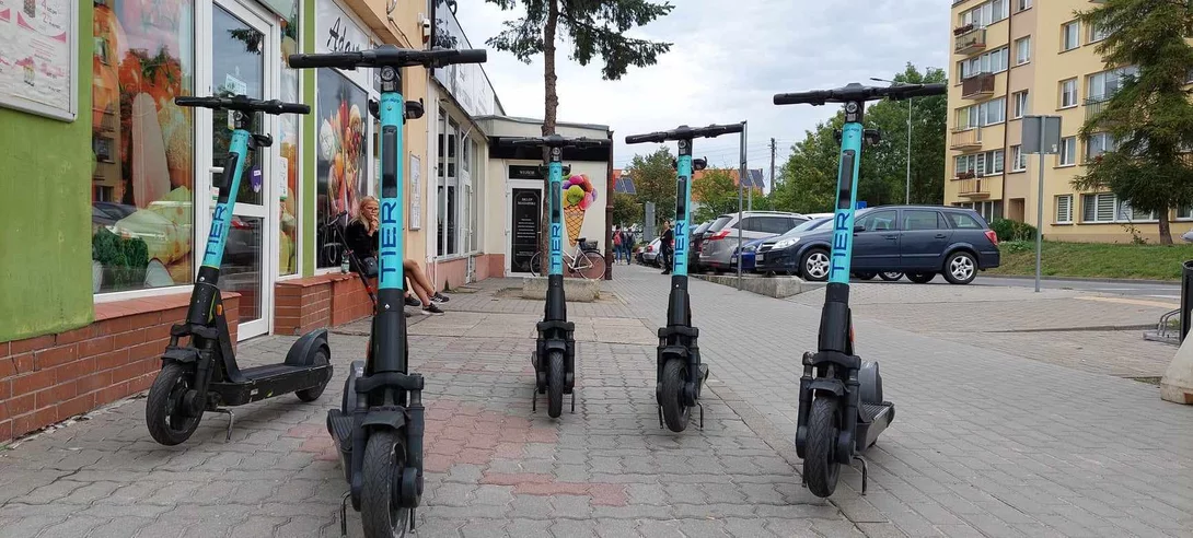 Hulajnogi w Chełmnie. Tu kończyła się strefa, stąd tyle zaparkowanego sprzętu/Fot. JD