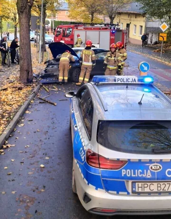 Kierowca skody w Chełmnie czołowo uderzył w drzewo/ Fot. KP PSP Chełmno 