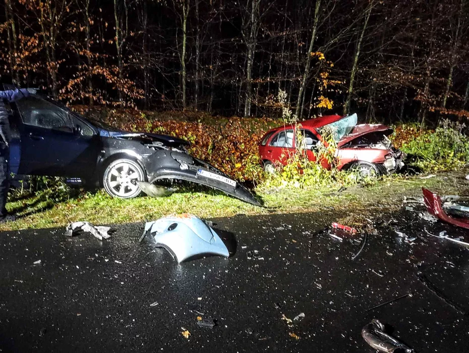 W wypadku pod Świeciem zginął młody kierowca, 4 osoby trafiły do szpitala/ Fot. OSP w Osiu