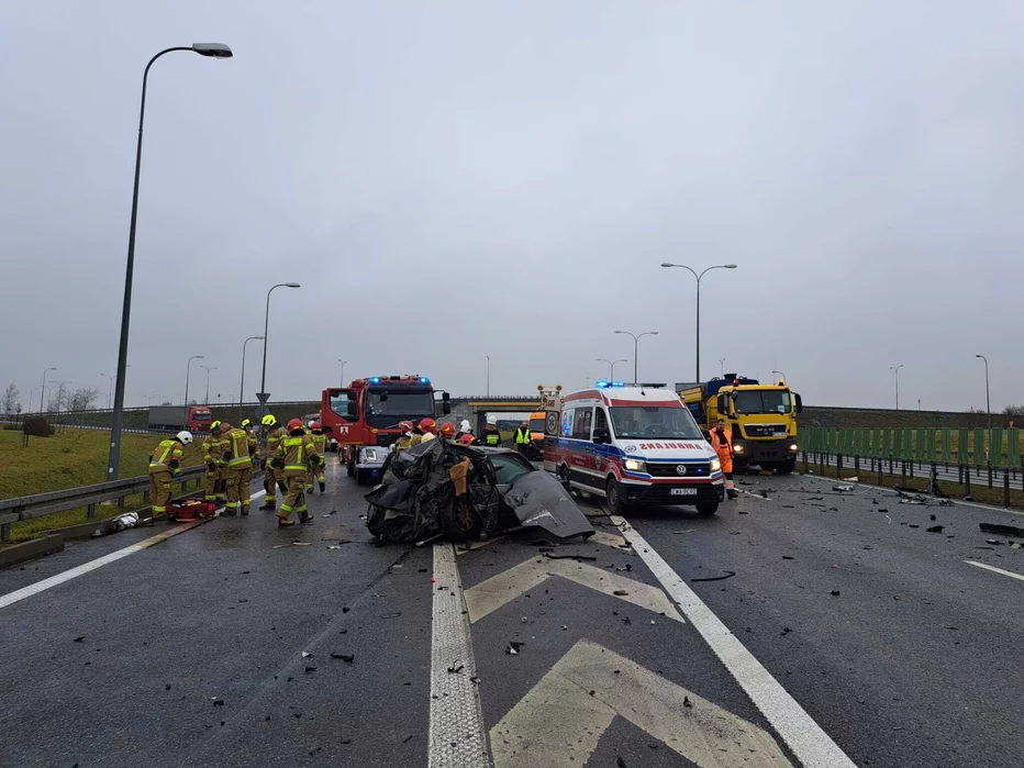 Na autostradzie A1 pod Chełmnem auto osobowe uderzyło w dwie ciężarówki/ Fot. KP PSP Chełmno