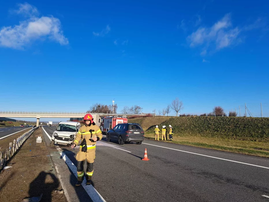 Kierowca fiata na autostradzie A1 skosił znak i barierki/ Fot. KP PSP Chełmno