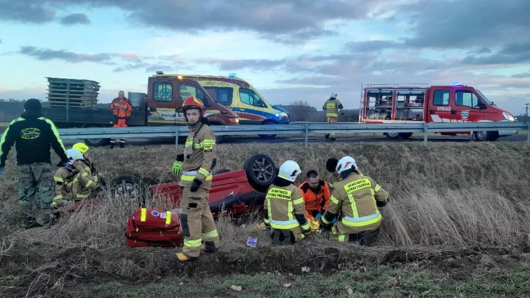 Na drodze wojewódzkiej nr 550 pod Chełmnem dachowało mitsubishi/ OSP Bieńkówka