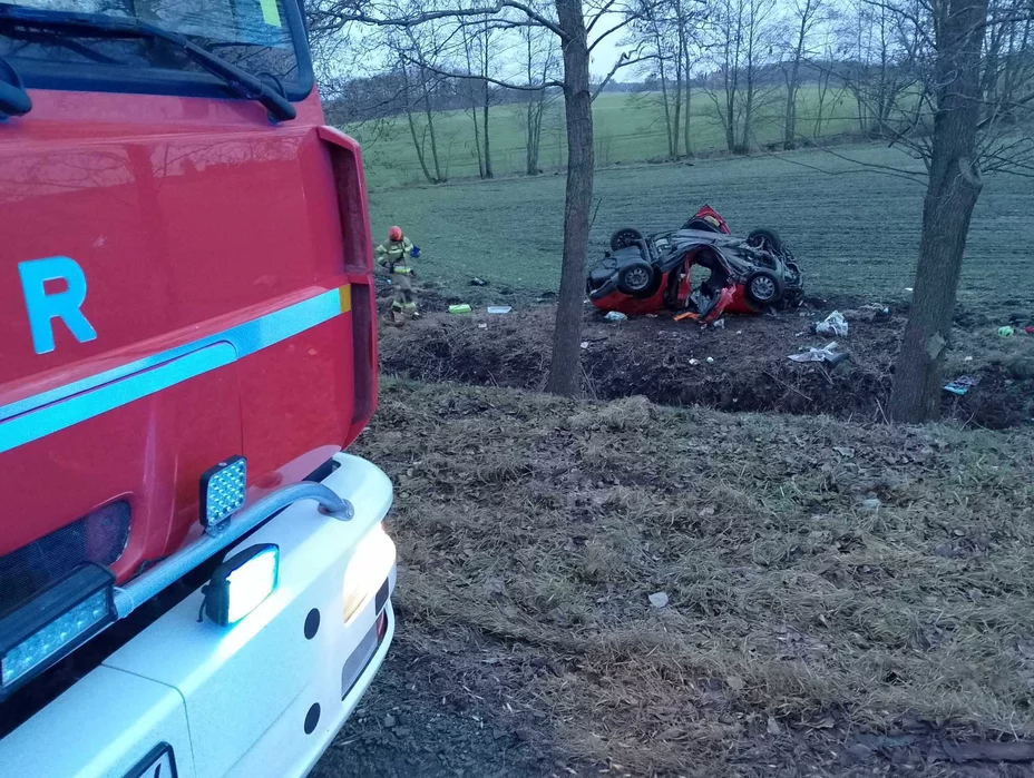 Wypadek pod Świeciem. Z samochodu po dachowaniu niewiele zostało/ Fot. OSP Warlubie