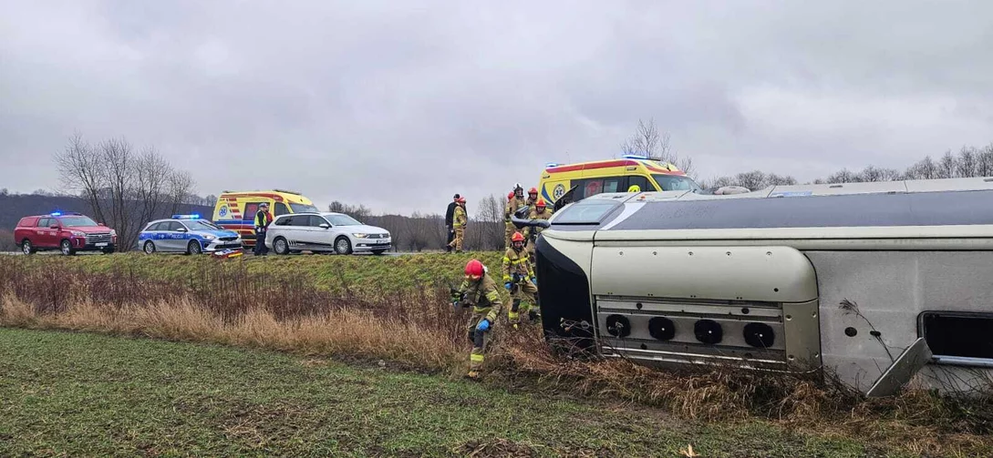 Wypadek autobusu pod Chełmnem. Ranni są pasażerowie/ Fot. OSP Bieńkówka