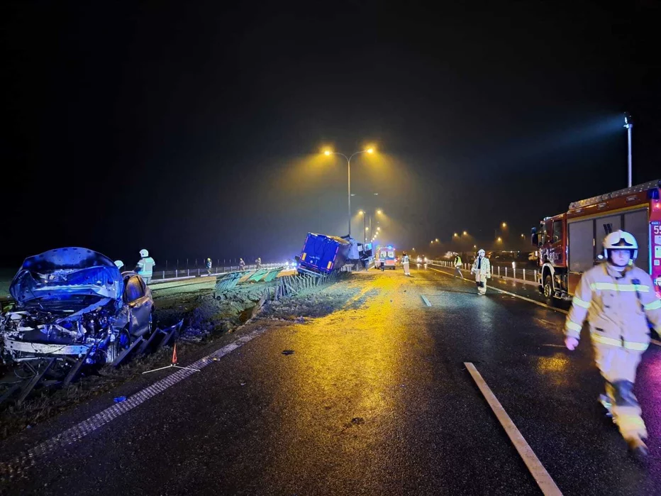 Wypadek na A1. Autostrada była zablokowana w obydwu kierunkach/ Fot. KP PSP Chełmno