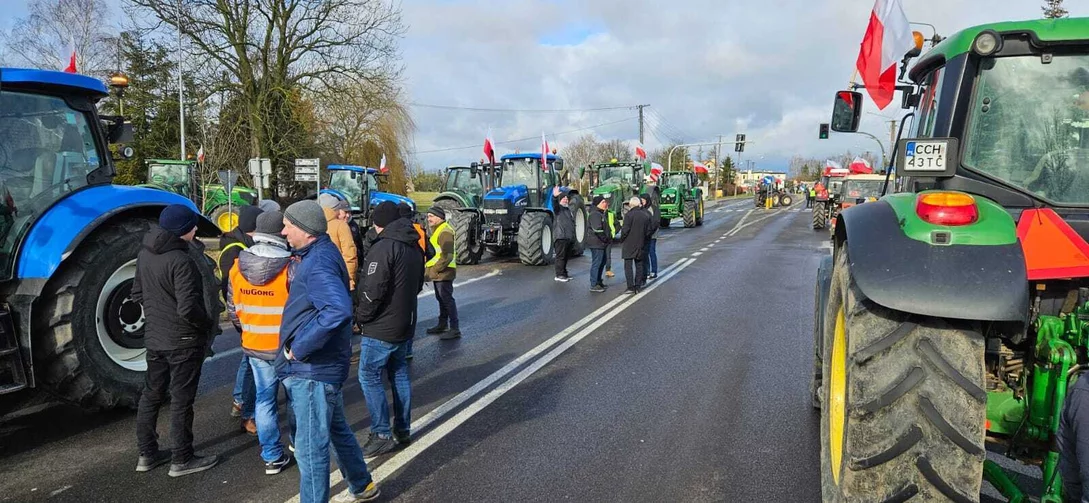 Na drogi krajowe w Stolnie wyjechało kilkuset rolników/ Fot. Bartosz Kubacki