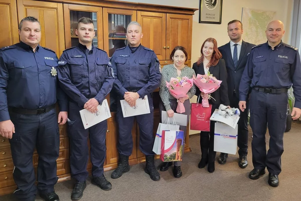 Dzielnej Zuzannie i jej mamie Agnieszce podziękowali komendant policji i burmistrz Świecia/ Fot. KPP Świecie