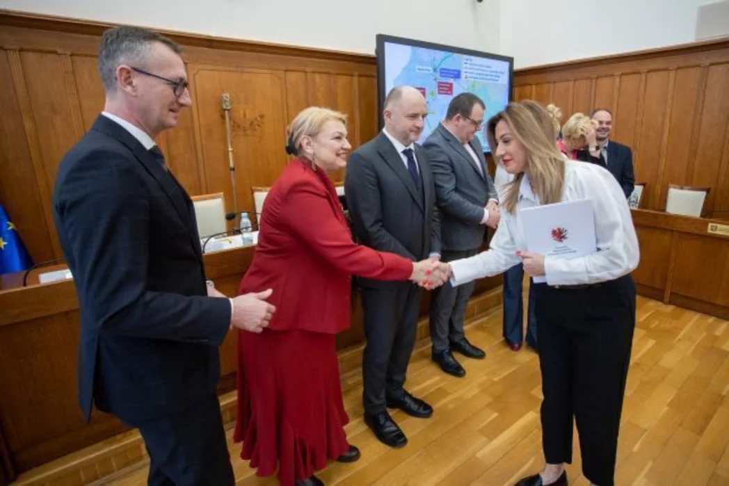 Podpisanie umów drogowych, fot. Mikołaj Kuras dla UMWKP