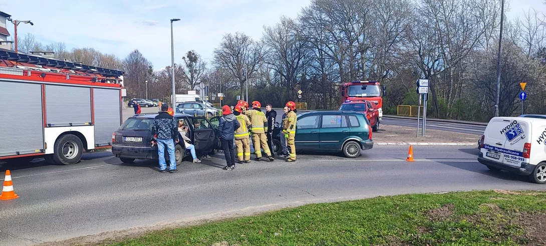 Auta zderzyły się na ruchliwym skrzyżowaniu w Chełmnie/ Fot. KP PSP Chełmno